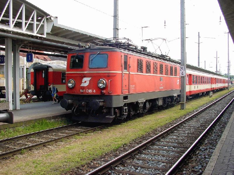 BB 1141-016 am 22.6.2001 im Bahnhof Attnang-Puchheim, Obersterreich