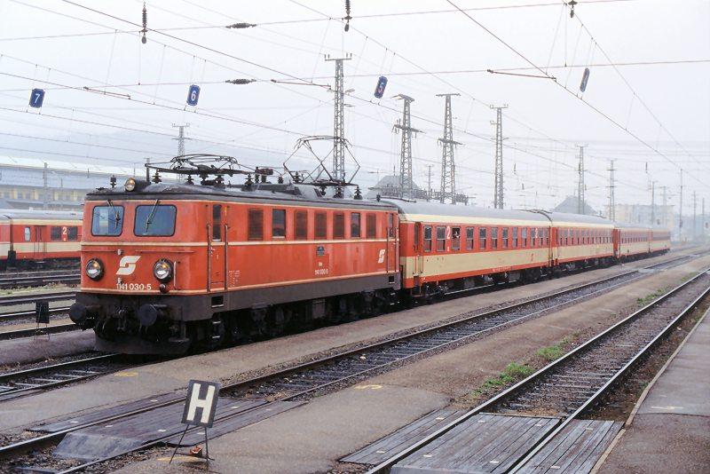 BB 1141 030-5 mit 3008 (nach Vcklabruck), Attnang-Puchheim, 02.10.1994