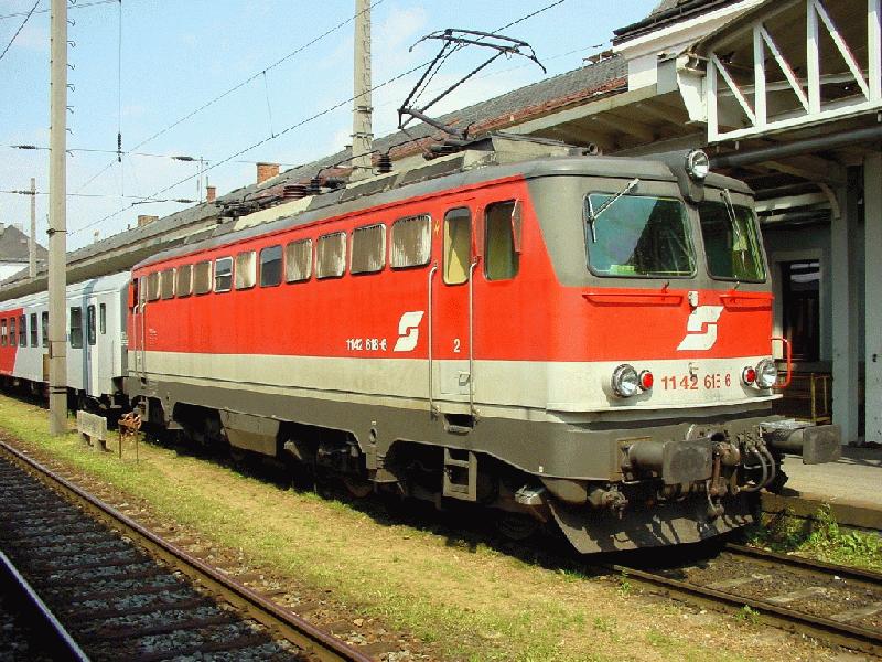 BB 1142-618 am 22.6.2001 im Bahnhof Attnang-Puchheim, Obersterreich