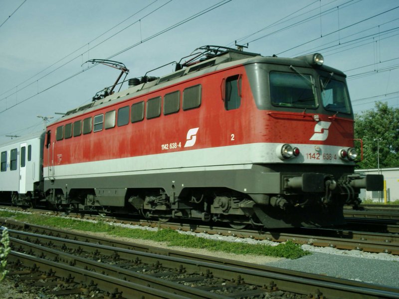 BB 1142 638-4 ist mit Regionalzug nach Linz unterwegs. Bei genauem Hinsehen erkennt man, dass sie vom Regen stark verwaschen ist. [16.09.06]
