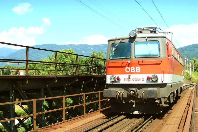 BB 1142 658-2 auf der Draubrcke zwischen Villach Hbf. und Villach-West.  10.07.08