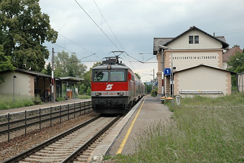 BB 1142 685-5 mit E 7116 (nach Krems a. d. Donau), Greifenstein-Altenberg, 04.06.2006