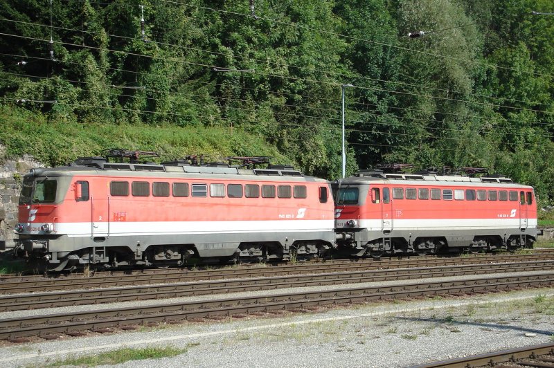 BB 1142621-0 und 1142631-9 warten in Leoben Hbf. auf ihren nchsten Einsatz. 8/08