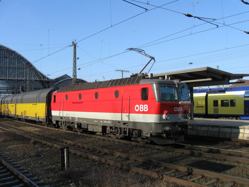 BB 1144 203-7 mit Gterzug hat es in den Norden verschlagen!
Hier bei der Durchfahrt des Bremer Hauptbahnhofes am 14.02.2009!
