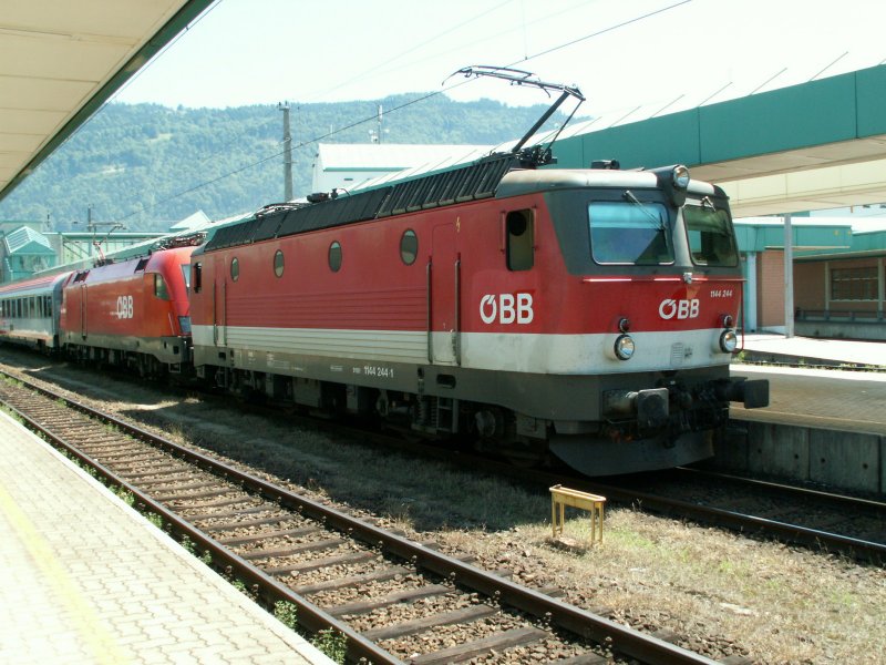 BB 1144 244-1 und eine 1116er vor einem Schnellzug nach Wien-Westbahnhof.Bregenz 16.07.07