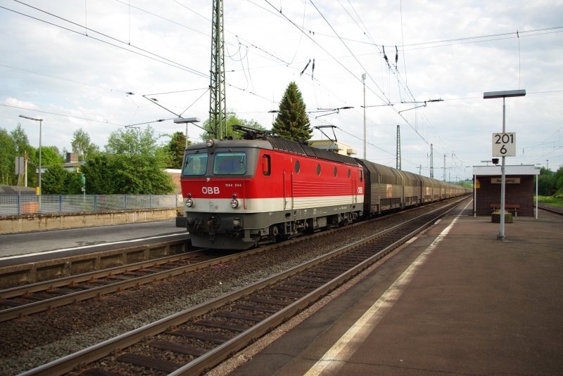 BB 1144 244 mit einem Autotransportzug in Fahrtrichtung Bremen durch den Bahnhof Eschwege West. 20.05.2009.