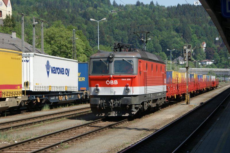 BB 1144 256 durchfhrt mit einem Leerzug am 11.05.2009 den Bahnhof Kufstein.
