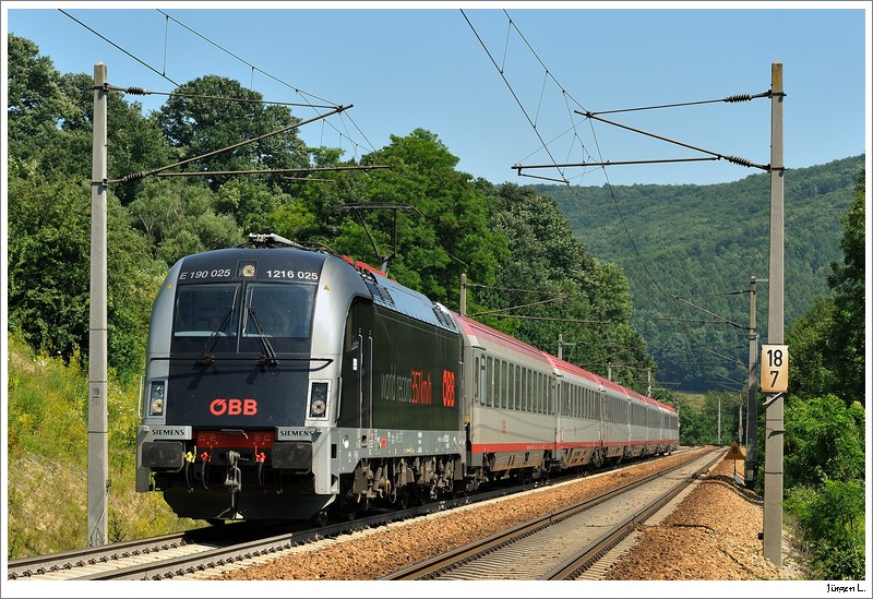 BB 1216 025 (word record 357km/h) mit dem OIC692 auf der Rckreise von Wien nach Salzburg. Tullnerbach-Pressbaum, 14.07.2009