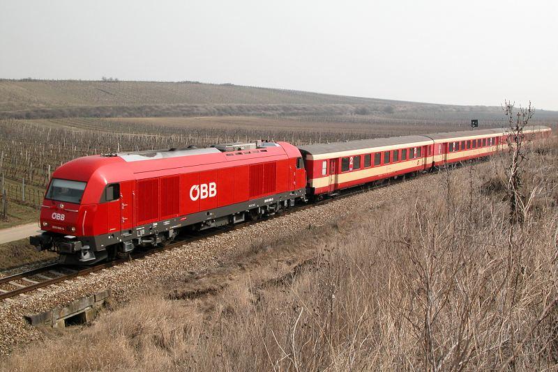 BB 2016 006-5 mit ER 1853 (Znaim - Wien Sdbf., Ostseite), vor Retz, 25.03.2005