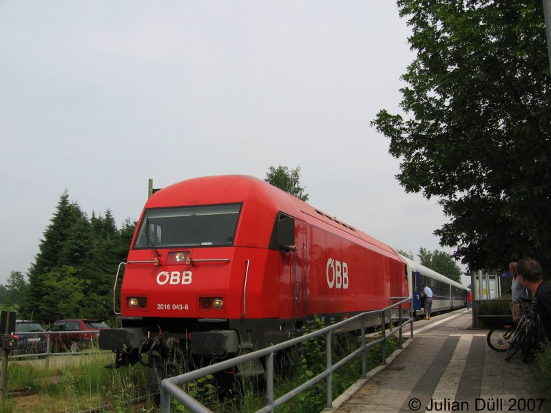 ÖBB 2016 043-8 erreicht mit 4 Inter Connex Wagen und ÖBB 2016 041-2 am 18.06.2006 als NOB nach Husum den Haltepunkt Felde(KBS 134).