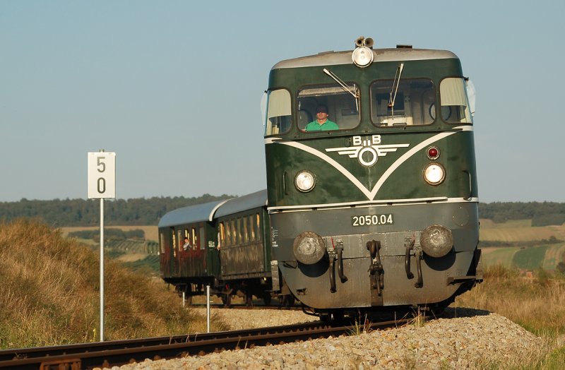 BB 2050.04, hier in Diensten der Erlebnisweltbahn, unterwegs  auf der ehemaligen Landesbahn zwischen Ernstbrunn und Korneuburg, kurz nach dem kleinen Weinort Stetten, Richtung Wien Sdbahnhof (Ostseite) am 16.09.2007.