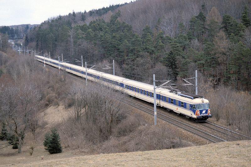 BB 4010 024-0 mit Ex 164  Bodensee  
bei Rekawinkel, 23.03.1986
