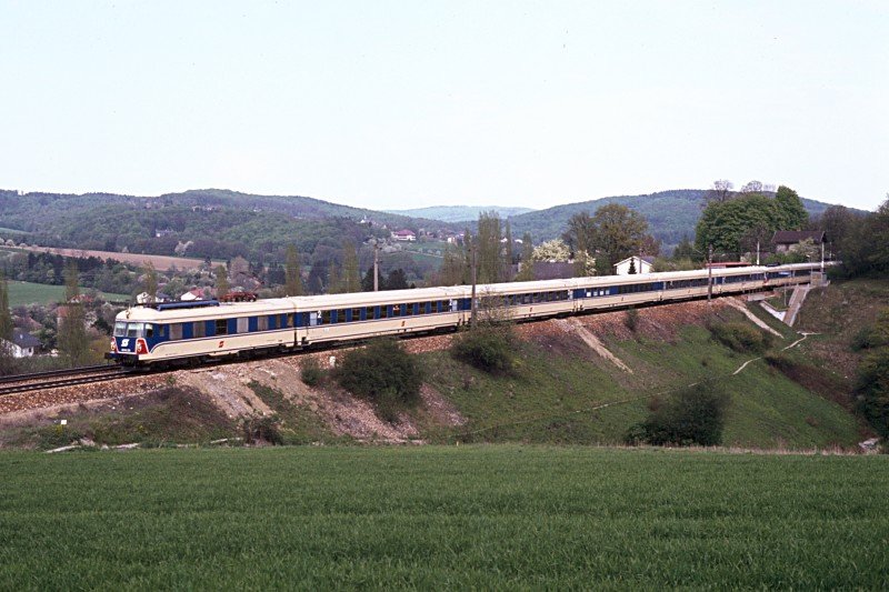 BB 4010.22 + 4010.26 mit Ex 144  Pongau  bei Unter Oberndorf, 05.05.1984
