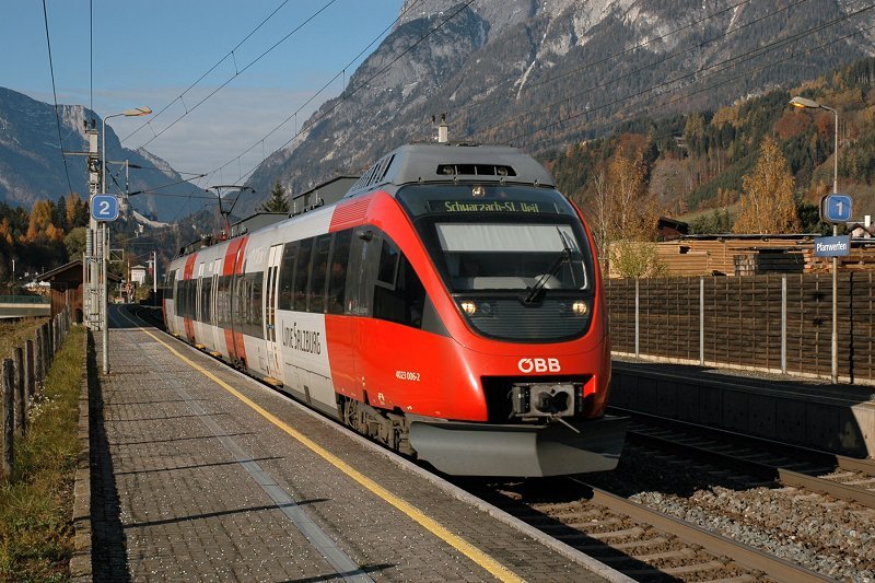 BB 4023 006-2 mit 5068 (S-Bahn S3 von Berchtesgaden ber Salzburg Hbf. nach Schwarzach-St. Veit), Pfarrwerfen, 02.11.2007