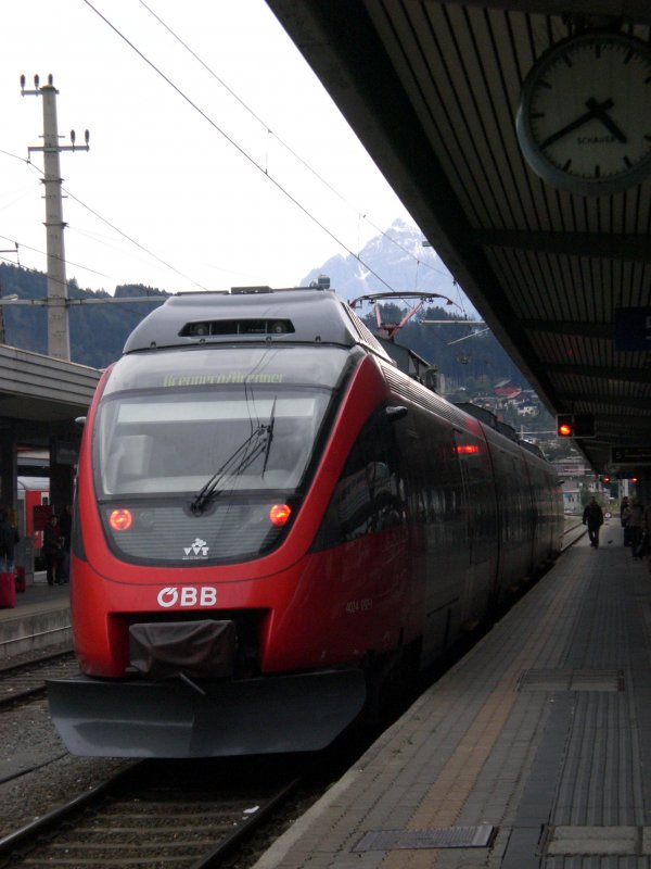 BB 4024r wartet vor einem roten Ausfahrsignal als Regionalzug Hollywood Megaplexx Kino auf den aus Wien West verspteten BB EC  Kufstein- Die Perle Tirols  in Innsbruck Hbf.
21.9.2008