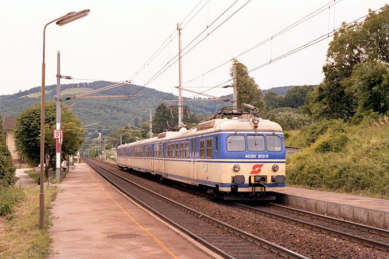 BB 4030 202-8 mit 7024 (S 50), Hofstatt, 23.06.1989 (Westbahn zwischen Wien und St. Plten)