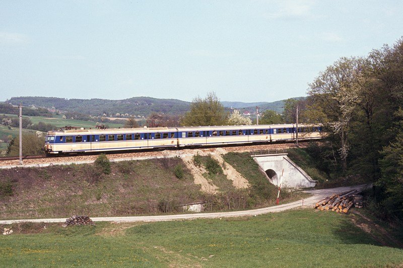 BB 4030.205 mit 7024 bei Unter Oberndorf, 05.05.1984

