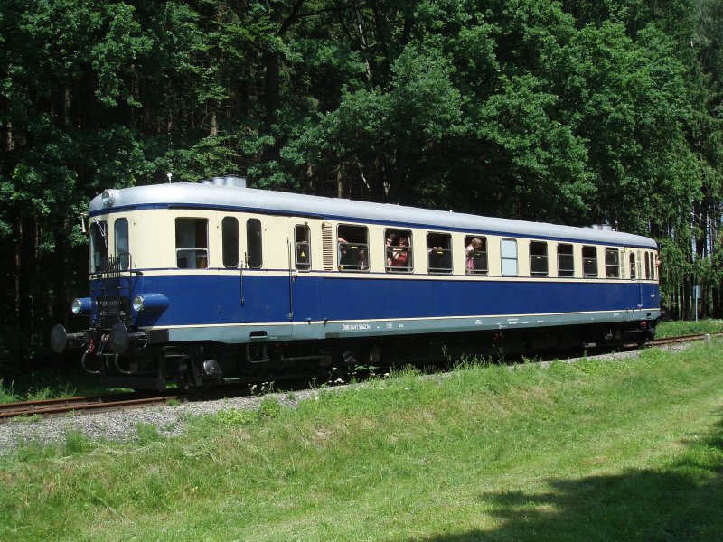 BB 5042.14 (VT42.14) auf der Strecke Bad Endorf - Obing zur 100 Jahr-Feier der Lokalbahn. Aufgenommen am 1. Juni 2008