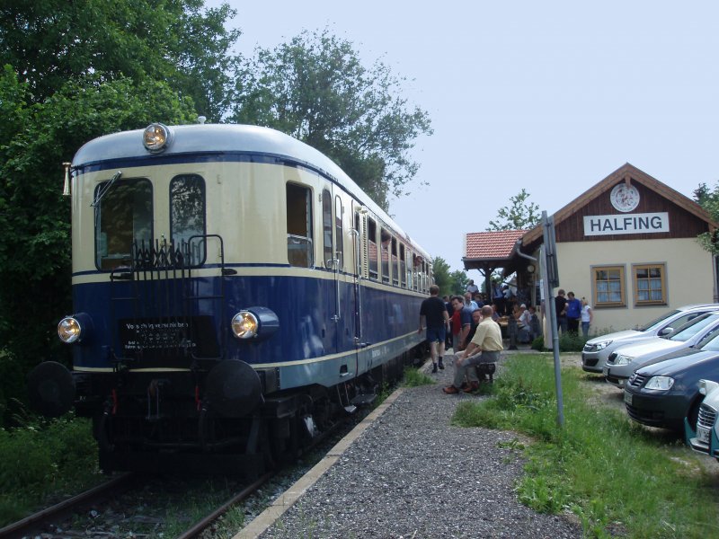 BB 5042.14 (VT42.14) im Bf.Halfing auf der Fahrt zur 100 Jahr-Feier der Lokalbahn in Obing. Aufgenommen am 1. Juni 2008
