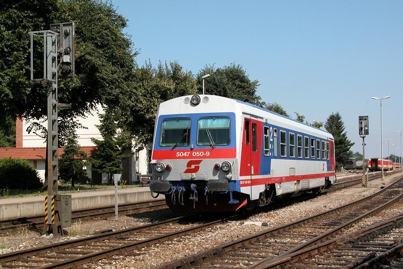 �BB 5047 050-9 mit 2439 (nach Mistelbach), Laa a. d. Thaya, 20.07.2003
