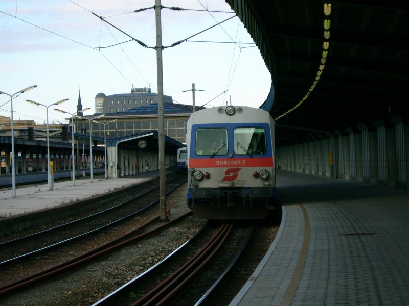 BB 5047 051 bei der ausfahrt aus dem Wiener Sdbhnhof.