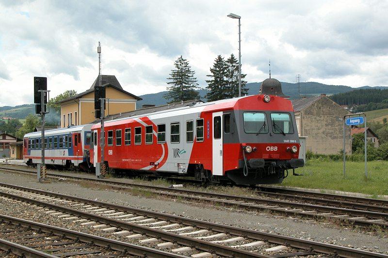 BB 5047 090-5 + 5047 092-1, Aspang, 12.06.2004 [erster Wagen bereits im neuen Design] 