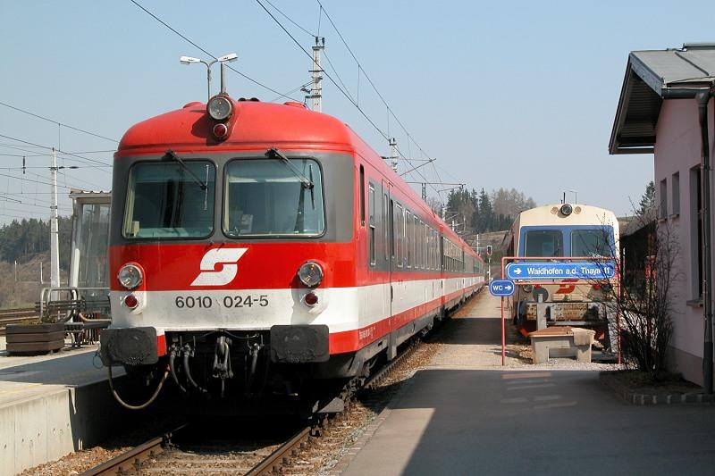 BB 6010 024-5 mit E 2102 (Wien FJB - Gmnd), Schwarzenau, 17.04.2003 [Die einstigen BB-Starzge ( Transalpin  nach Basel,  Johann Strauss  nach Frankfurt/M. etc.) wurden in den 1960/70-er Jahren gebaut und verdienen nach dem vor einigen Jahren erfolgten Abzug aus dem hochwertigen Fernverkehr nun ihr  Gnadenbrot  u. a. im Eilzugverkehr ins niedersterreichische Waldviertel]
