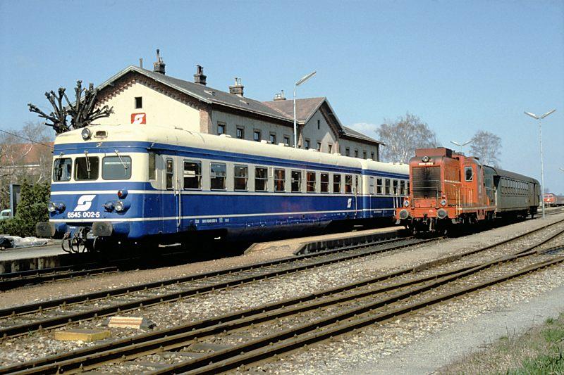 BB 6545 002-5 (Steuerwagen zu Baureihe 5145  Blauer Blitz ) daneben die dieselelektrische 2045 019-3 und ganz im Hintergrund eine dieselhydraulische Lok der Baureihe 2143, 
Laa a. d. Thaya, 10.04.1988
