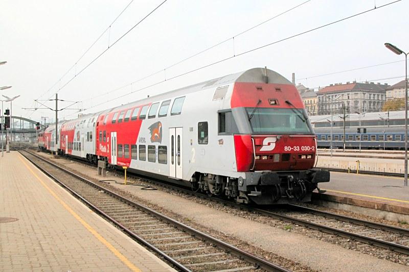 �BB 80-33 030-2 und 1142 596-4 mit 2017 (von St. P�lten), Wien Westbf., 30.10.2005
