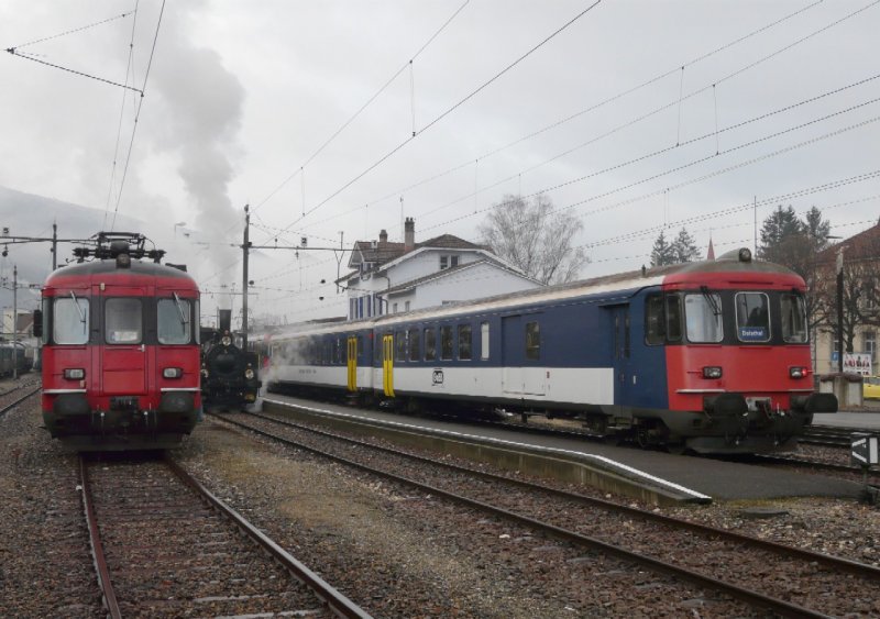 OeBB  - Bahnhofsareal von Balsthal mit dem RBe 4/4 206  und der Dampflok E 3/3  4  SCHWYZ  sowie dem Pendelzug mit dem Steuerwagen BDt  905 und dem Personenewagen AB 505 und nicht sichtbar der Triebwagen RBe 4/4  205 am 30.12.2007