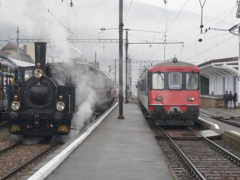 OeBB - Bahnhofsareal von Balsthal mit der Dampflok E 3/3 4 SCHWYZ sowie dem Pendelzug mit dem Steuerwagen BDt 905 und dem nicht sichtbaren Personenewagen AB 505 und der Triebwagen RBe 4/4 205 am 30.12.2007