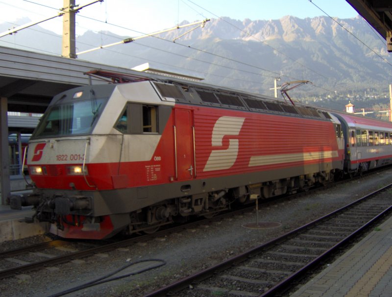 BB Br 1822 mit einem Schnellzug ber den Italienischen Korridor nach Lienz Osttirol.

Aufgenommen im Herbst 2006 im Innsbrucker Hauptbahnhof