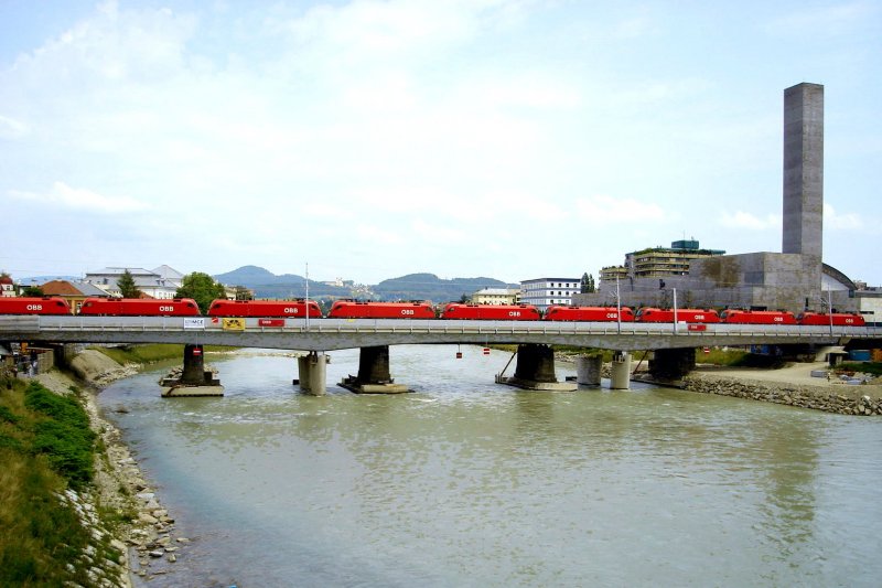 BB - Brckenbelastungstest mit  9 Taurus-Lokomotiven a 86 t auf der neuen Eisenbahnbrcke ber die Salzach kurz vor dem Hauptbahnhof Salzburg im zuge des S-Bahn Ausbaus im Juni 07


