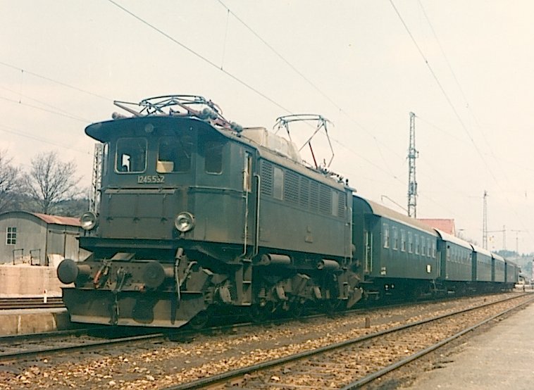 �BB - Die Lok 1245.532 mit einem Personenzug auf der Strecke Reutte - Garmisch - Innsbruck - April 1966 - Foto : J.J. Barbieux
