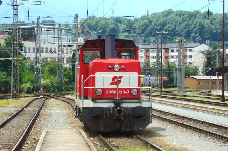 BB Diesel Verschublok  2068023-7 wartet auf ihren nchsten Einsatz im Hbf. Salzburg. 12.07.08 