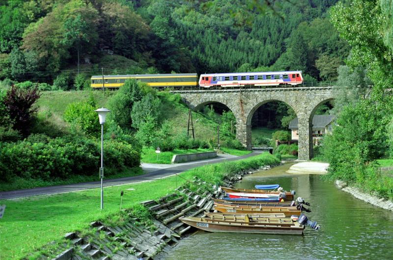 BB Donauuferbahn - Ein VT 5047 mit Postwagen quert im September 1995 den Sarmingbach bei Sarmingstein - Aufnahe: Contax S2; Carl-Zeiss-Planar 1,4/50 mm; Film: Fuji Reala (CN)
