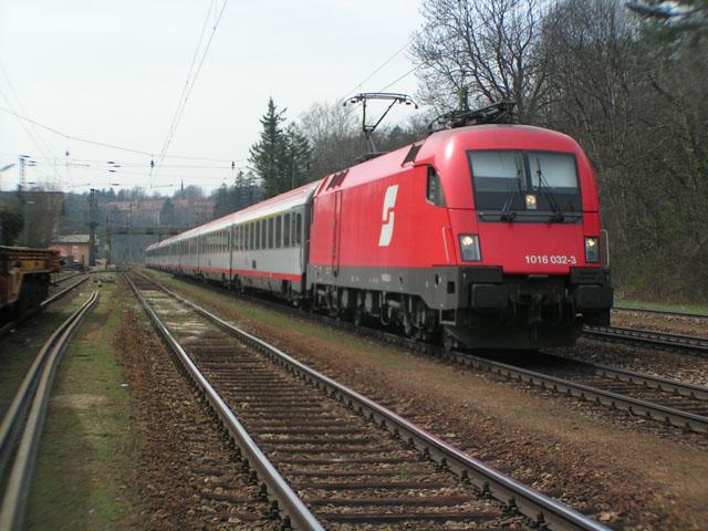 BB EC 563  Raiffeisen Capital Managment 
mit BB 1016.032-3
<a href= http://www.bahnbilder.de/kauf  target= _blank ><img src= http://www.bahnbilder.de/counter/counter_new.php?key=71733187  alt= Bahnbilder.de  title= bahnbilder.de  border= 0 ></a>

