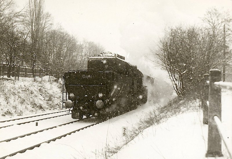BB - Eine 52 zieht (mit Mhe) einen sehr langen Gterzug auf der Wiener Verbindungsbahn zwischen West und Sdbahn - Hier bei Hietzing, entlang der Hummelgasse im Winter 1961 - Viel Schnee, es ist schon fast dunkel !  Foto : J.J.Barbieux