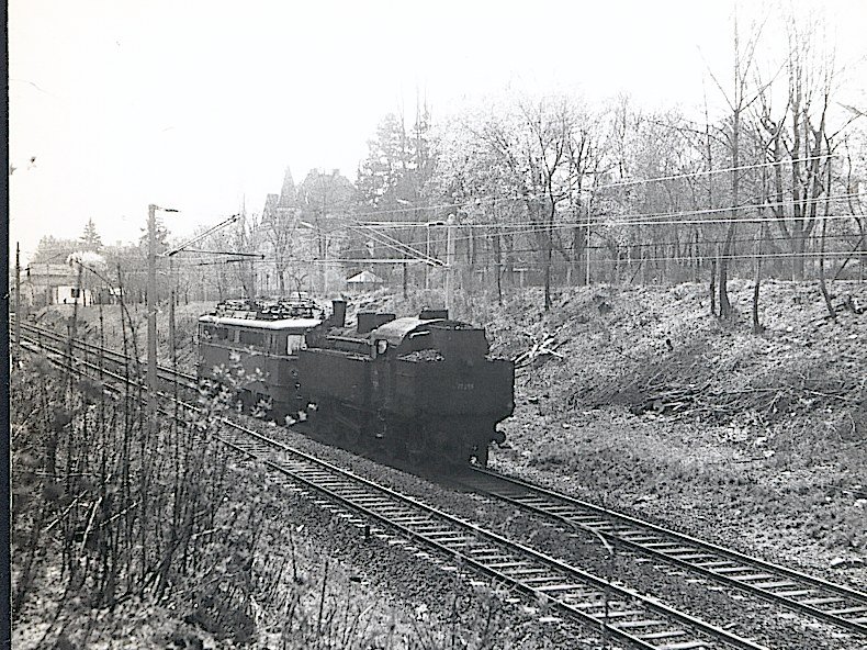 BB - Eine BR 77 zieht eine 1042 auf der Wiener Verbindungsbahn bei Hietzing.  Die Elektrifizierung war fast fertig, fast nur...
Winter 1970 - Foto : J.J.Barbieux