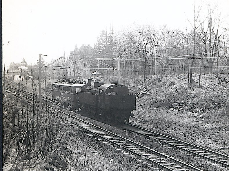 BB - Eine BR 77 zieht eine 1042 auf der Wiener Verbindungsbahn bei Hietzing.  Die Elektrifizierung war fast fertig, fast nur...
Winter 1970 - Foto : J.J.Barbieux