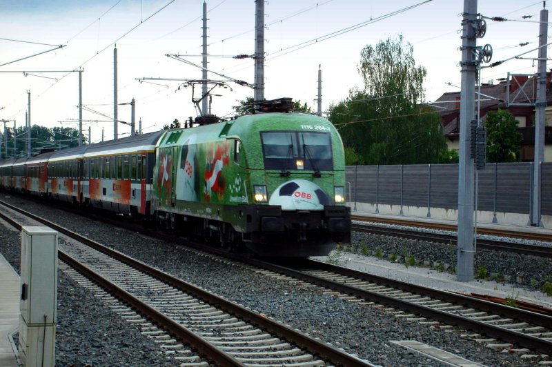 BB - EM-Lok Euromotion mit SZ 15163 kommend aus Zrich durchfhrt gerade den Bahnhof Salzburg-Europark.  13.06.08