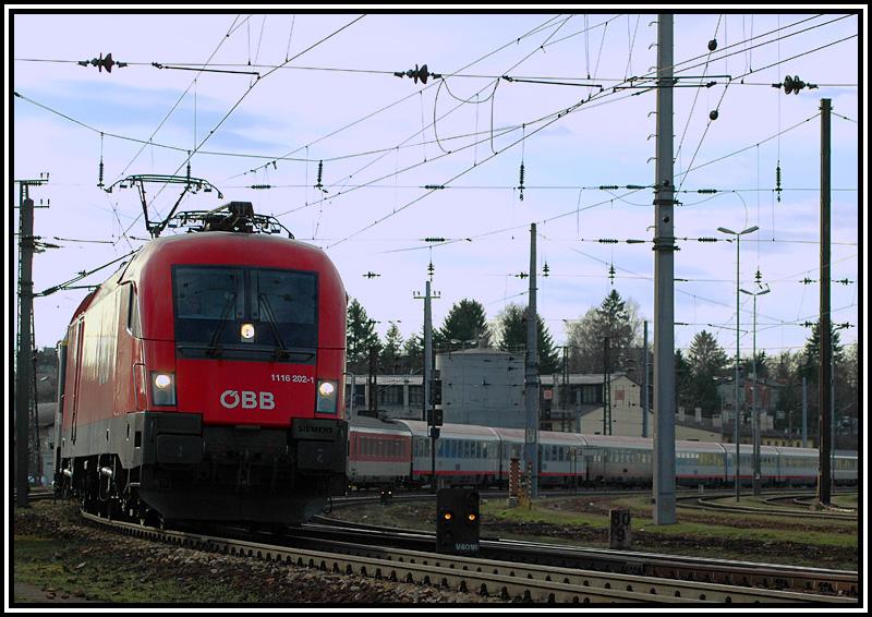 BB EuroCity 163  Transalpin  gezogen von 1116 202 von Basel nach Wien-West am 1.4.2006 bei der Einfahrt in den Bahnhof St. Plten.