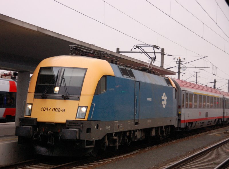 BB IC 543  Wiener Sngerknaben  erreicht pnktlich um 08:30 Uhr Linz Hbf. Gezogen wird er diesmal von 1047 002-9, dem 2. Taurus der ungarischen Staatsbahn MAV. (10.11.2008).