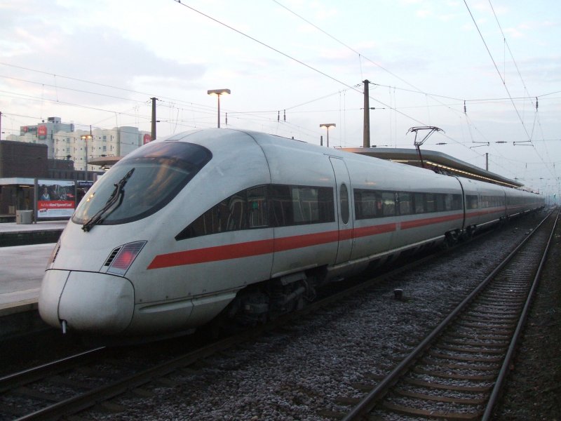 BB ICE T,Steuerwagen 4011 592-5 im Schub,als ICE 27 , von Dortmund Hbf. nach Wien West,beim Halt im Bochumer Hbf.,Gleis 3.(18.12.2007)