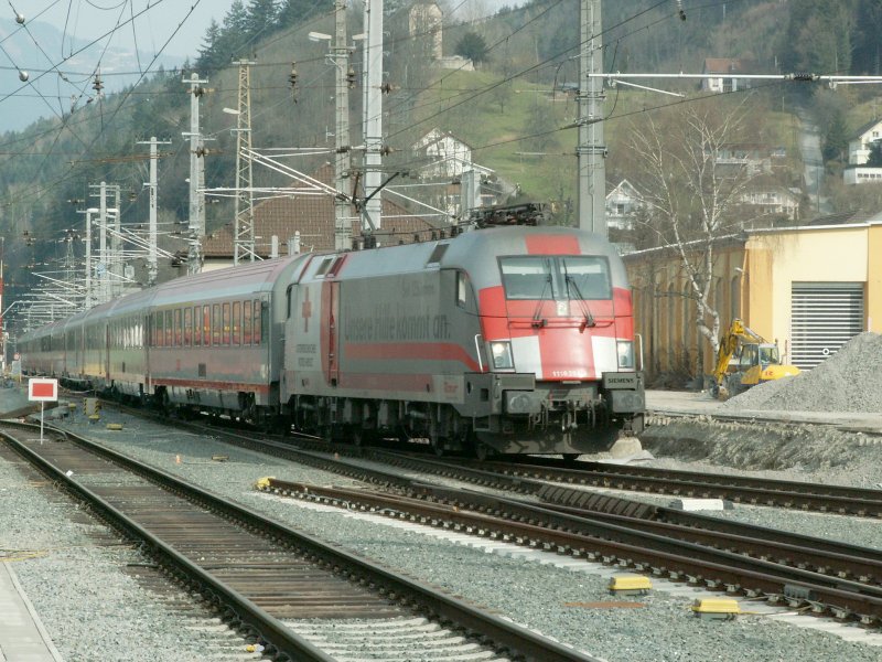BB Lok 1116  Taurus  mit einem Schnellzug nach Wien-Westbahnhof bei der Einfahrt in Feldkirch.23.02.07