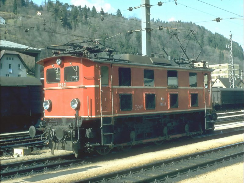 BB Lok 1180.01 beim rangieren in Feldkirch in den 1980er Jahren (Archiv P.Walter)