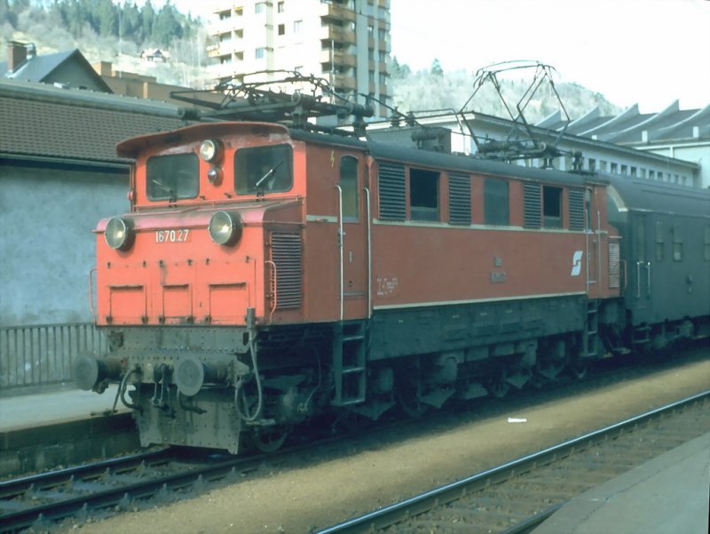 BB Lok 1670.27 vor einem Personenzug in Feldkirch.1980er Jahre (Archiv P.Walter)