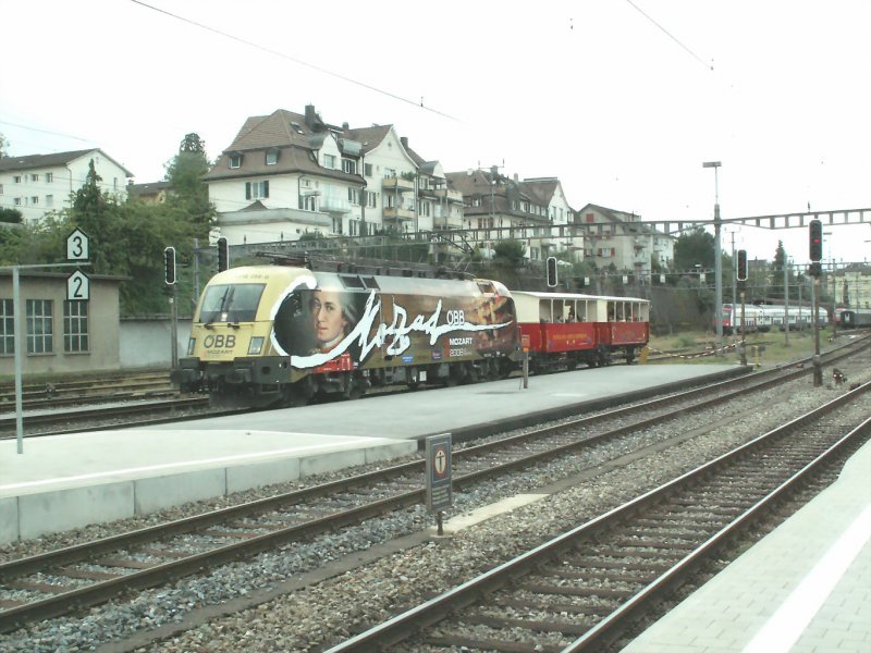 BB  Mozart Lok  1116 250-0 Taurus mit zwei offenen RHB Wagen auf Pendelfahrt zwischen Rorschach und Rorschach-Hafen bei einem Bahnhofsfest in Rorschach.27.08.06