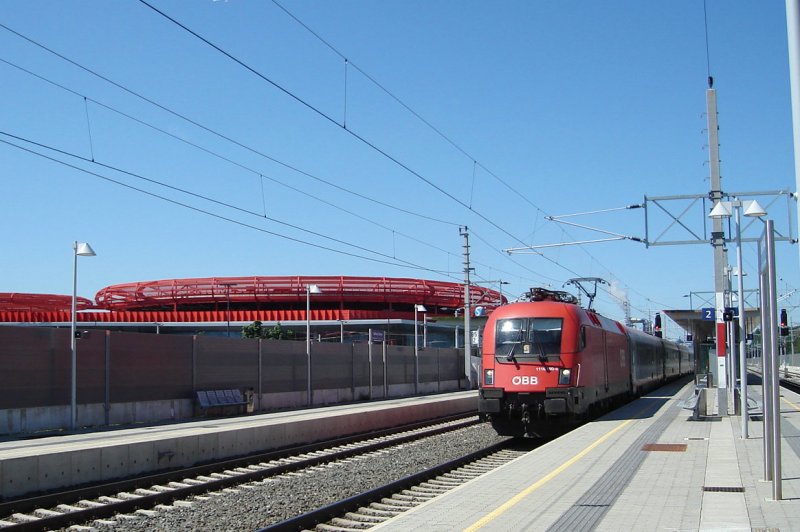 �BB-OEC 565 mit Taurus 1116  Tirolerfestspiele Erl  von Innsbruck nach Wien West unterwegs, durchf�hrt gerade die Station Salzburg Taxham-Europark. 18.08.08
