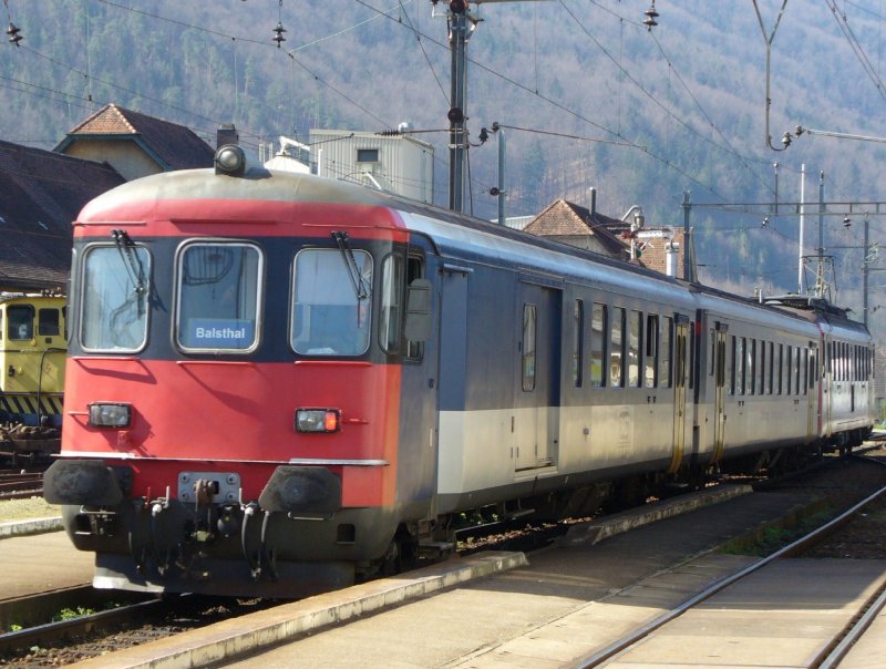 OeBB Pendelzug mit BDt 905 + AB 505 + RBe 4/4 205 ( Alles ex SBB Wagenmaterial ) im Bahnhof von Balsthal am 06.04.2007